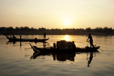 Kamboçya 'nın merkezindeki Kampong Cham köyünde Mekong nehrinde bir balıkçı teknesi. Kamboçya, Kampong Cham, Şubat 2001,