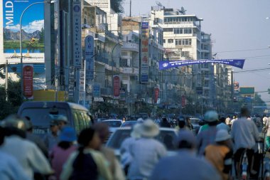 Kamboçya 'nın Phnom Penh' inde bir yol. Kamboçya, Phnom Penh, Şubat 2001