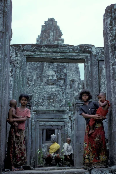 Niños Frente Una Cara Piedra Templo Bayon Las Ruinas Tempel — Foto de Stock