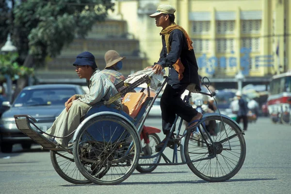 Trafic Con Una Bicicleta Riksha Taxi Una Carretera Ciudad Phnom — Foto de Stock