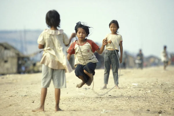 Childern Jogar Saltar Corda Perto Cidade Phnom Penh Camboja Camboja — Fotografia de Stock