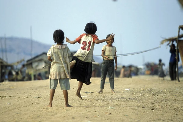Kinderen Spelen Springtouw Buurt Van Stad Phnom Penh Van Cambodja — Stockfoto