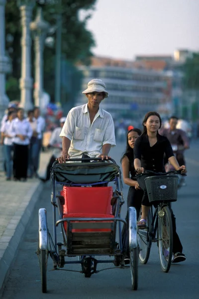Trafic Ένα Ποδήλατο Riksha Ταξί Ένα Δρόμο Στην Πόλη Της — Φωτογραφία Αρχείου