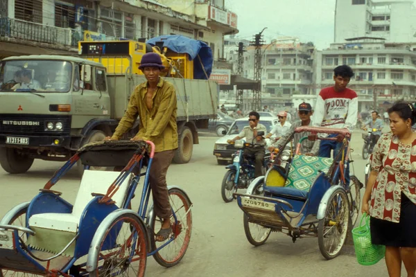Trafic Con Una Bicicleta Riksha Taxi Una Carretera Ciudad Phnom — Foto de Stock