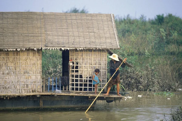 Fiskarfamilj Den Flytande Byn Chong Kneas Sjön Tonle Sav Nära — Stockfoto