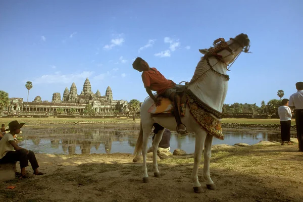 Een Jongen Met Een Paard Tempel Van Angkor Wat Tempelstad — Stockfoto