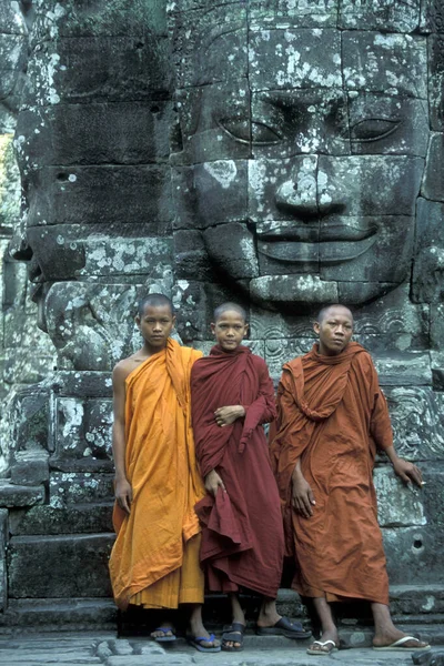 Monjes Posando Templo Bayon Las Ruinas Tempel Angkor Thom Ciudad — Foto de Stock