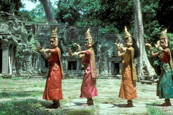 カンボジアの西にあるシェムリアップの街の近くにあるアンコールの寺院シティのPreah Khanのクメール アプサラ ダンスの女性 カンボジア シェムリアップ 2001年2月 — ストック写真