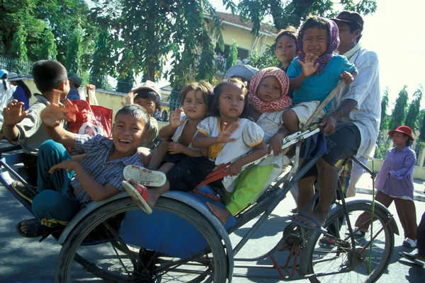 Trafic Con Una Bicicleta Riksha Taxi Una Carretera Ciudad Phnom — Foto de Stock