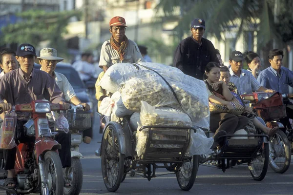 Trafic Con Una Bicicleta Riksha Taxi Una Carretera Ciudad Phnom — Foto de Stock