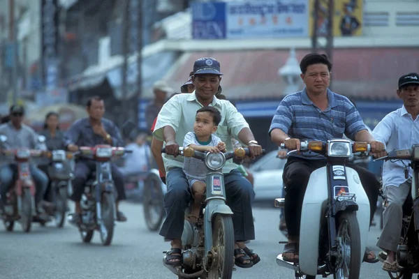 Motorcykel Väg Staden Phnom Penh Kambodja Kambodja Phnom Penh Februari — Stockfoto