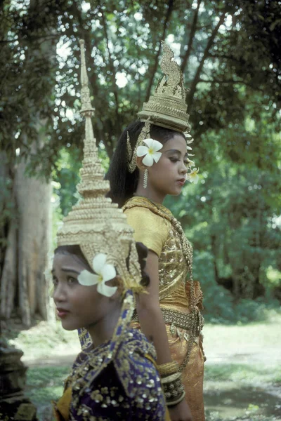 カンボジアの西にあるシェムリアップの街の近くにあるアンコールの寺院シティのPreah Khanのクメール アプサラ ダンスの女性 カンボジア シェムリアップ 2001年2月 — ストック写真