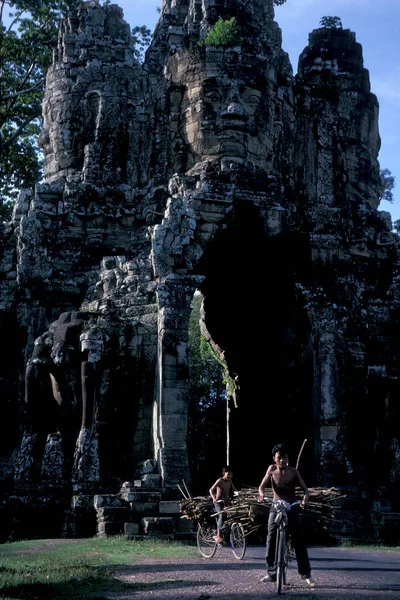 Bajonporten Vid Bayontemplet Tempelruinerna Angkor Thom Templet Staden Angkor Nära — Stockfoto