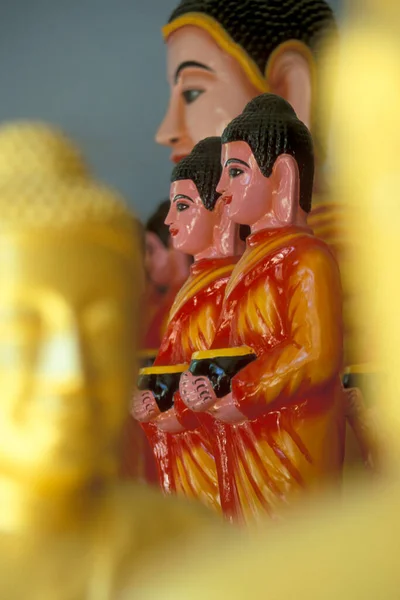 柬埔寨柬埔寨磅同东村佛像雕刻厂的一家商店里的佛像 柬埔寨 Kampong Thom 2001年2月 — 图库照片