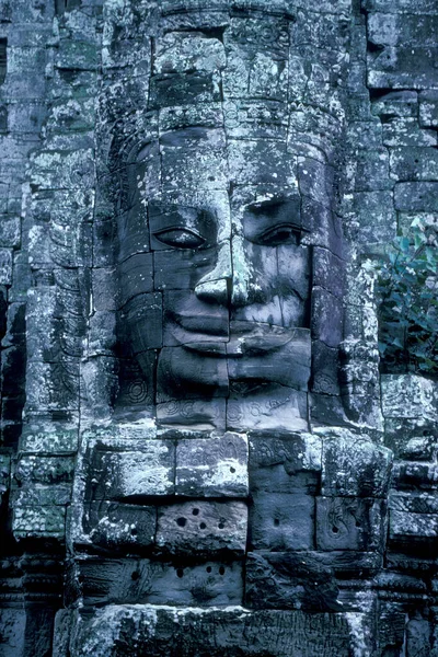 バヨン寺院の石の顔カンボジアの西のシェムリアップ市の近くにアンコールトムのテンペル遺跡 カンボジア シェムリアップ 2001年2月 — ストック写真