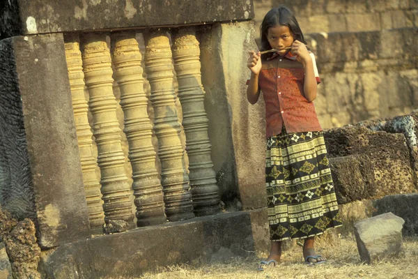 一名女孩在柬埔寨西部暹粒市附近吴哥窟市的幼稚园表演高棉音乐 柬埔寨 2001年2月 — 图库照片