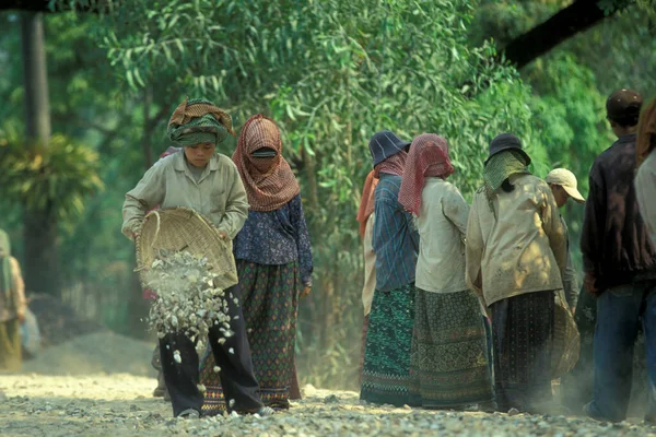 Construction Women Worker Building Stone Road Nh67 Handwork Town Siem — Stock Photo, Image