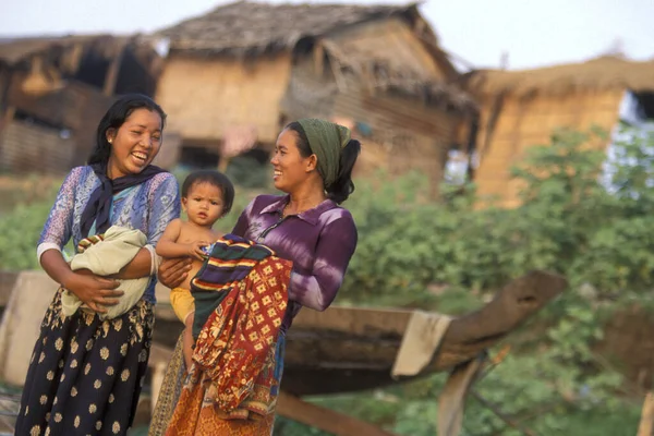 Женщин Ребенком Реке Меконг Деревне Кампонгтям Центре Камбоджи Камбоджа Кампонгтям — стоковое фото