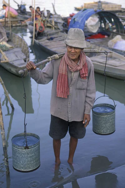 Hombre Saca Agua Del Río Mekong Pueblo Kampong Cham Centro — Foto de Stock