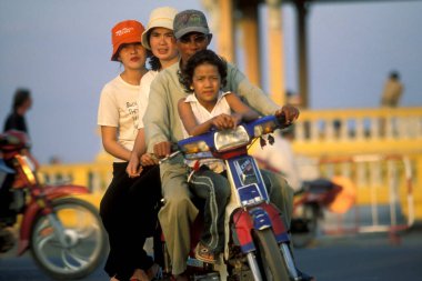 Kamboçya 'nın Phnom Penh şehrindeki Sisowat rıhtımında motosiklet. Kamboçya, Phnom Penh, Şubat 2001