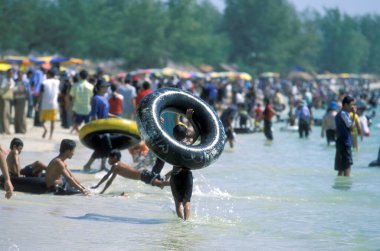 Kamboçya halkı, Kamboçya 'nın güneyindeki Sihanoukville kasabasındaki Tayland Gölü' ndeki bir plajda halk tatilinde. Kamboçya, Sihanoukville, Şubat 2001,
