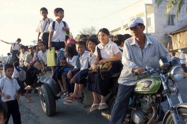 Kamboçya 'nın Phnom Penh şehrinde okula giden çocuk. Kamboçya, Phnom Penh, Şubat 2001,