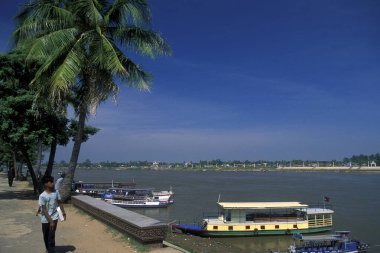 Kamboçya 'nın Phnom Penh şehrindeki Sisowath Rıhtımı' ndaki Tonle Sap Nehri manzarası. Kamboçya, Phnom Penh, Şubat 2001,