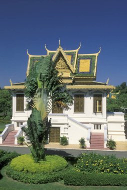 Kamboçya 'nın Phnom Penh şehrindeki Kraliyet Sarayı' nın mimarisi. Kamboçya, Phnom Penh, Şubat 2001