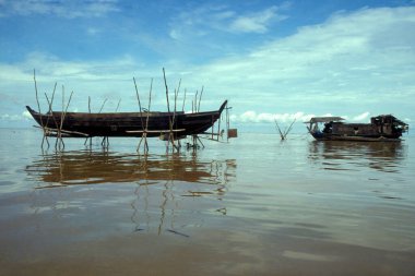 Kamboçya 'nın doğusundaki siem riep kasabasının yakınındaki Tonle Gölü' nün kıyısında yüzen bir köy. Kamboçya, Sihanoukville, Şubat 2001,