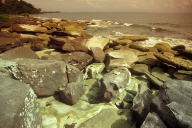 Kamboçya 'nın güneyindeki Sihanoukville kasabasında, Tayland Golf' ünde taş bir plaj. Kamboçya, Sihanoukville, Şubat 2001,