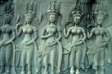 Kamboçya 'nın batısındaki Siem Reap şehrinin yakınındaki Angkor Tapınağı' ndaki Angkor Wat Tapınağı 'nda bir apsara taşı oyması. Kamboçya, Siem Reap, Şubat 2001