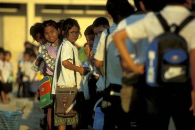 Kamboçya 'nın Phnom Penh şehrinde okula giden çocuk. Kamboçya, Phnom Penh, Şubat 2001,
