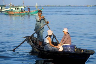 Kamboçya 'nın güneyindeki Sihanoukville kasabasının kıyısındaki balıkçılar. Kamboçya, Sihanoukville, Şubat 2001,