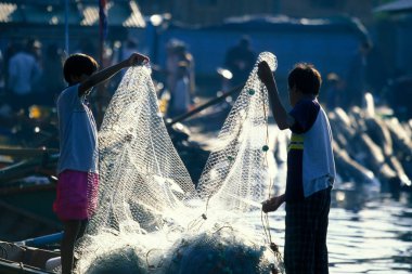 Kamboçya 'nın güneyindeki Sihanoukville kasabasının kıyısındaki balıkçılar. Kamboçya, Sihanoukville, Şubat 2001,