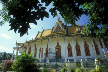 Kamboçya 'nın Phnom Penh şehrindeki Kraliyet Sarayı' nın mimarisi. Kamboçya, Phnom Penh, Şubat 2001