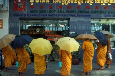 Keşişler bu geleneği sabahın erken saatlerinde Kamboçya 'nın Phnom Penh şehrinde kutluyorlar. Kamboçya, Phnom Penh, Şubat 2001,
