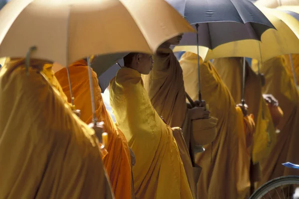 Mönche Feiern Die Tradition Frühen Morgen Der Kambodschanischen Stadt Phnom — Stockfoto