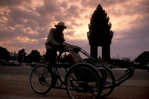 Vélo Traditionnel Riksha Taxi Devant Monument Indépendance Sihanouk Bouelvard Dans — Photo