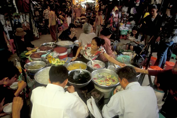 음식은 시장이나 캄보디아 프놈펜에 Psar Thmei 시장에 있습니다 캄보디아 프놈펜 — 스톡 사진