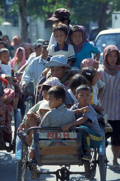 Trafic Con Una Bicicleta Riksha Taxi Una Carretera Ciudad Phnom — Foto de Stock