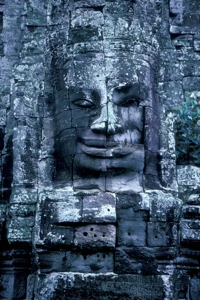 バヨン寺院の石の顔カンボジアの西のシェムリアップ市の近くにアンコールトムのテンペル遺跡 カンボジア シェムリアップ 2001年2月 — ストック写真