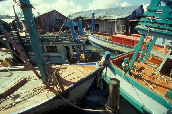 カンボジア南部のシアヌークビルの海岸にある漁港での漁船 カンボジア シアヌークビル 2001年2月 — ストック写真