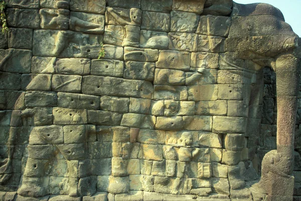 柬埔寨西部暹粒市附近的吴哥窟城大象圣殿台的雕像 柬埔寨 2001年2月 — 图库照片