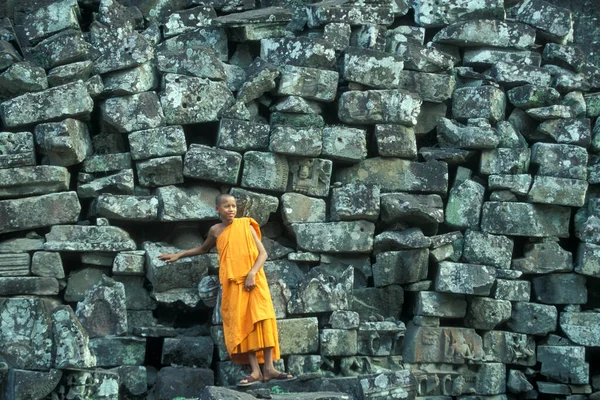 Monjes Posando Templo Bayon Las Ruinas Tempel Angkor Thom Ciudad — Foto de Stock