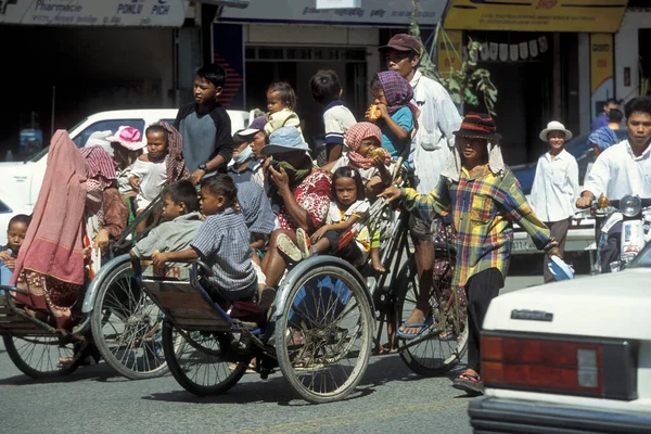 Trafiken Med Cykel Riksha Taxi Väg Staden Phnom Penh Kambodja — Stockfoto
