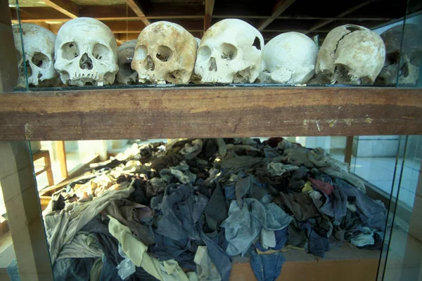歴史的な物語のための唯一の編集と使用のみ カンボジアのプノンペンの外の赤いクメール語またはクメール語のルージュの殺害フィールドの博物館 カンボジア プノンペン 2001年2月 — ストック写真
