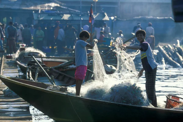 Pescatori Nel Porto Peschereccio Sulla Costa Della Città Sihanoukville Nel — Foto Stock