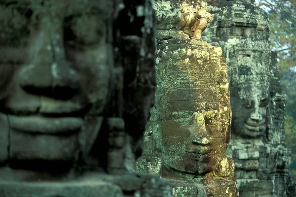 Kivikasvot Bayonin Temppelissä Angkor Thomin Temppelin Rauniot Angkorin Temppelikaupungissa Lähellä — kuvapankkivalokuva