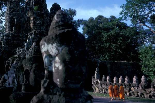 Sten Ansikte Vid Bron Södra Porten Till Angkor Tom Stad — Stockfoto