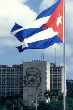 Küba 'nın Havana şehrindeki Plaza de la Revolicion' da İçişleri Bakanlığı 'na ait che guevara anıtı. Küba, Havana, Ekim 2005